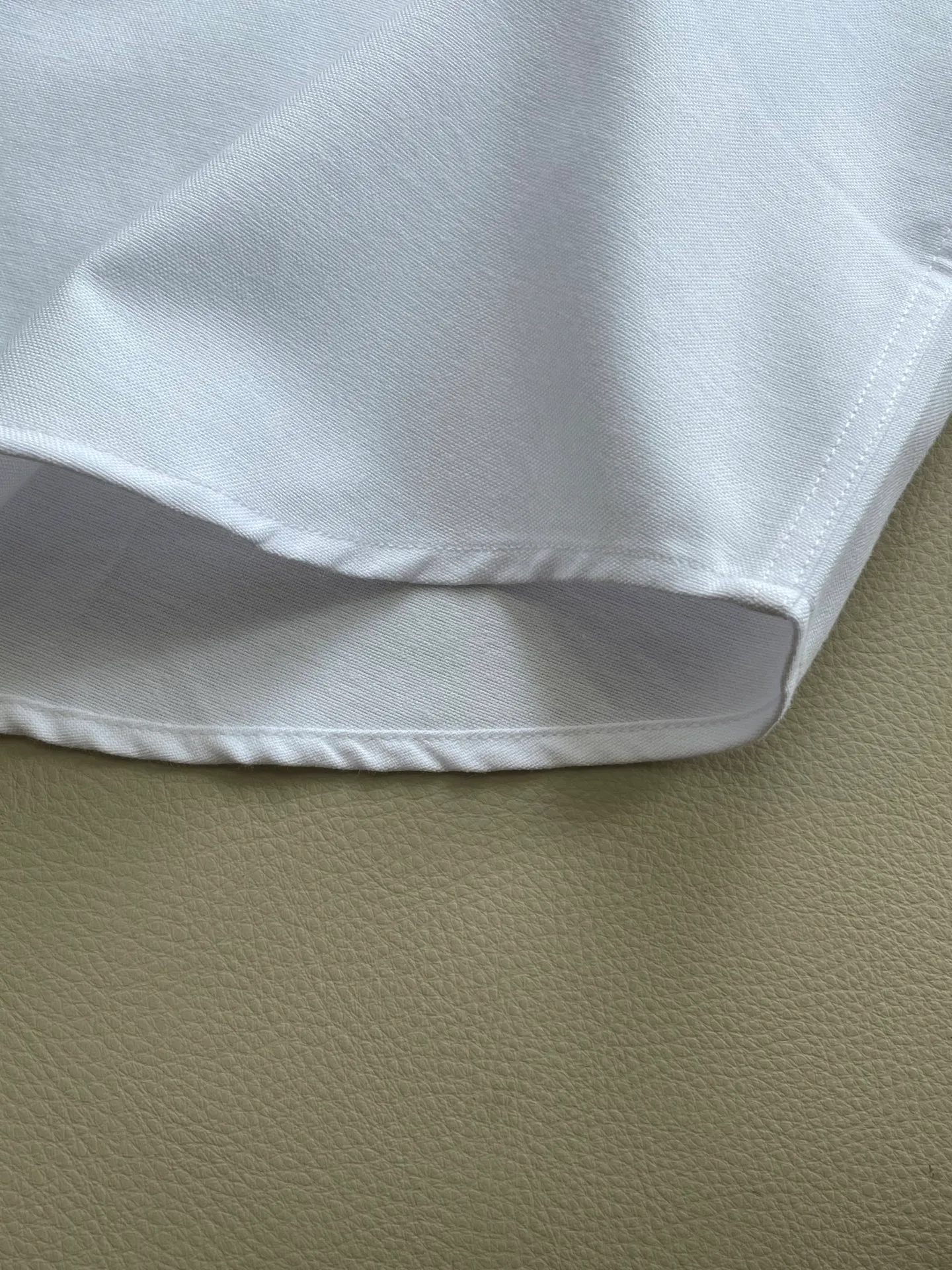 P220 🌸🌸🌸 POLO Ralph Lauren [High Quality] Classic shirt! Classic casual shirt made of pure cotton fabric with unique design, simple, clean and classic version design. It is a versatile style that can be switched at will. The fabric feels soft and delicate, highly breathable, close to the skin and comfortable to wear. It can be worn alone as an inner layer. Its versatile performance is beyond your imagination! The upper body of the ready-to-wear is simple and classic yet elegant! Size:M-XXL